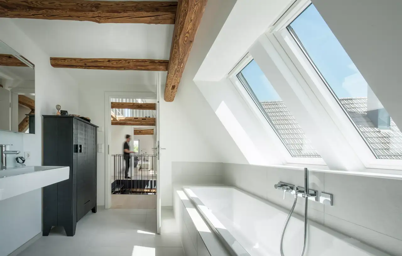 Salle de bains dans la pente du toit | Magazine VELUX